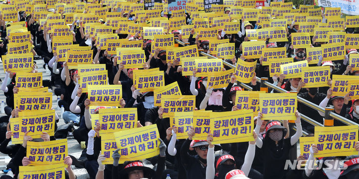 [세종=뉴시스] 강종민 기자 = 다음달 강제이행금 부과를 앞둔 생활형 숙박시설 소유주와 거주자들이 19일 세종시 정부세종청사 국토교통부 앞에서 강제이행금 폐지 등을 촉구하고 있다. 2023.09.19. ppkjm@newsis.com